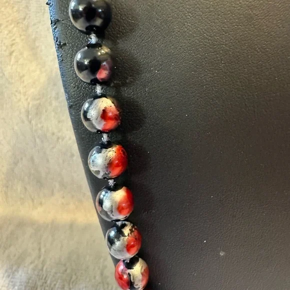 Elegant Black and Red Beaded Necklace - Picture 4 of 4
